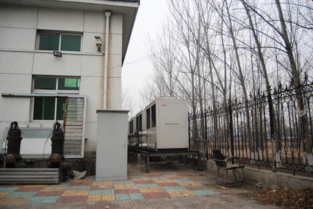 魯禹25P低溫空氣源熱泵馬池口水務站院內(nèi)效果圖 魯禹25P低溫空氣源熱泵馬池口水務站院內(nèi)效果圖