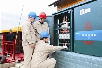 供電人員在安裝調(diào)試空氣源熱泵烘干機(jī)設(shè)備 供電人員在安裝調(diào)試空氣源熱泵烘干機(jī)設(shè)備