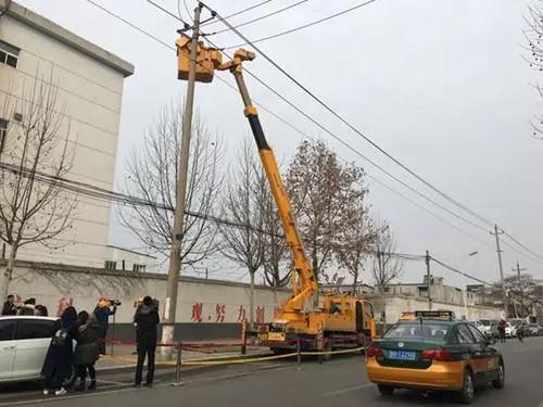 圖為:濟(jì)寧為空氣源熱泵電鍋爐電暖氣等清潔采暖用戶進(jìn)行電網(wǎng)升級改造施工現(xiàn)場照片 圖為:濟(jì)寧為空氣源熱泵電鍋爐電暖氣等清潔采暖用戶進(jìn)行電網(wǎng)升級改造施工現(xiàn)場照片